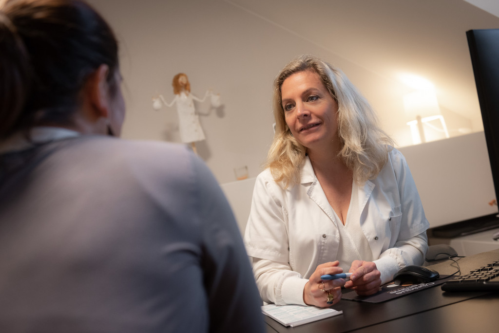 Une gynécologue de la clinique de la femme qui parle à sa patiente