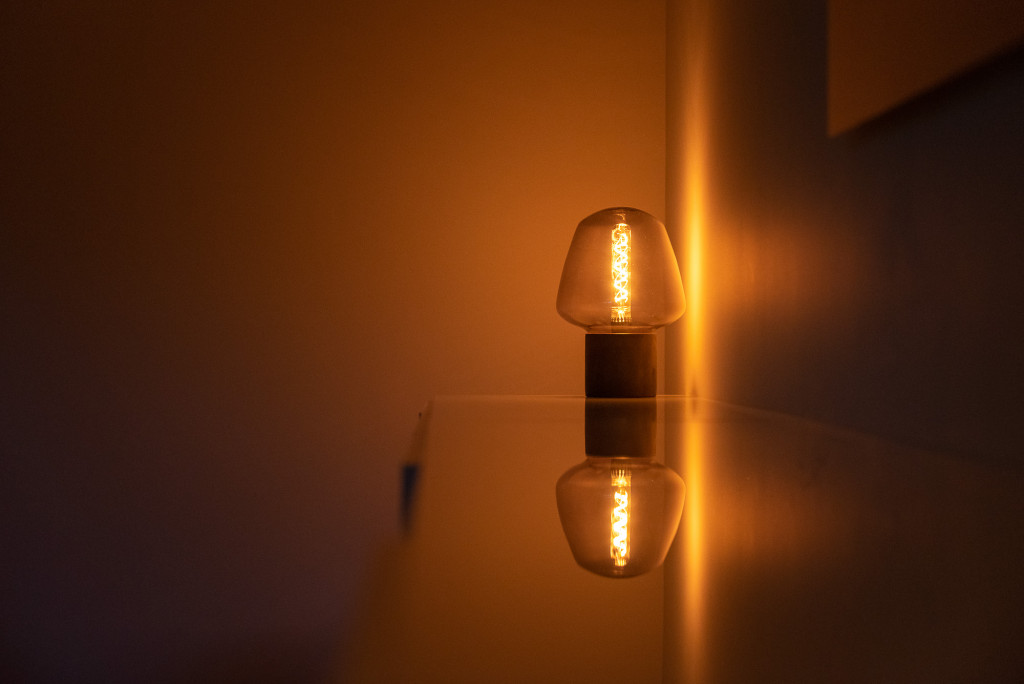 Une lampe sur un bureau dans une pièce sombre de la clinique de la femme